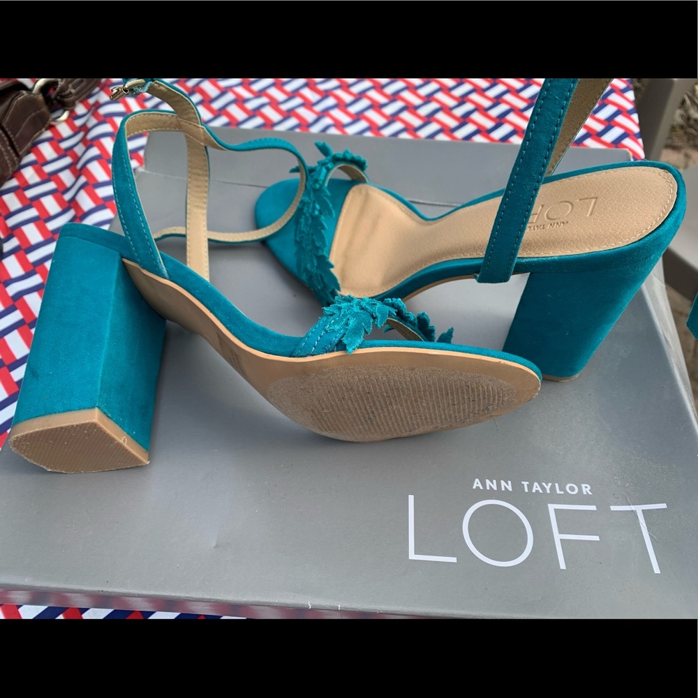 T Scattered Flowers Blocked Heels